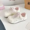 Zapatillas blancas de estilo japonés con estampado de estrellas para mujer, nueva colección otoño 2026, versátiles para estudiantes, combinan bien con faldas, hacen que los pies parezcan más pequeños, zapatillas casuales de skate