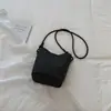 Bolso tipo cubo de diseño retro de nicho para mujer, nuevo 2026, versátil para principios de otoño, estilo coreano, de gamuza, para hombro o cruzado