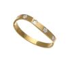Pulsera elegante transfronteriza con modelado de flor de cinco pétalos, joyería incrustada con nácar, diseño suave, acero de titanio finamente pulido al por mayor