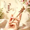Grampo de Cabelo de Madeira de Pessegueiro Natural Estilo Antigo Feminino Sensação de Alto Padrão Penteado Grampo de Madeira Feito à Mão Novo Estilo Chinês Deslocamento Diário Grampo Versátil