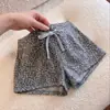 Pantalones Cortos de Verano Estilo Coreano para Niñas 26 Estampado de Leopardo Pantalones Cortos Calientes para Bebé Pantalones de 5 Puntos Estilo Dulce y Fresco Ropa Exterior Pantalones de Chándal Sueltos Casuales