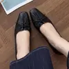Mocasines retro estilo francés de piel de oveja con pliegues y cordones, colección otoño 2026, con tacón de cuña oculto, punta cuadrada y diseño de media caña de piel genuina para mujer