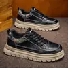Sapatos masculinos de workwear estilo britânico retrô, nova moda masculina outono 2026, versáteis e modernos, tênis casuais de sola grossa