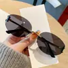Novidade Óculos de Sol Sem Aro Feminino High-end Retrô Fashionável Versátil Protetor Solar Óculos de Sol Armação Oval Óculos de Sol de Metal Curvo