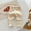 Calças legging de outono e inverno forradas com fleece para crianças, estilo coreano para bebês, calças com costura estilo ocidental, calças grossas para recém-nascidos