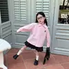 Otoño 2026 Nuevo Estilo Coreano Ropa Infantil Moda para Niñas Camisa de Manga Larga con Pegatinas de Dibujos Animados Blusa Falda Plisada
