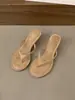 Novas Sandálias de Dedo de Salto Alto com Bico Redondo Estilo Verão 2025, Sandálias de Dedo Estilo Férias na Praia, Sandálias de Salto Médio