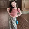 Conjunto de Camiseta de Manga Larga con Retazos para Niñas, Nuevo Estilo Otoño 2026, Pantalones Rectos Grises, Conjunto Casual de Dos Piezas en Capas para Niños