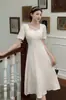 Vestido Blanco Sencillo de Cuello Cuadrado Estilo Francés, Nuevo Modelo Verano 2026, Estilo Suave para Figuras Pequeñas, Ceñido a la Cintura, Elegante Vestido de Longitud Media
