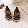 Moda Bebê Sapatos Mary Jane Estampa Leopardo 2026 Primavera/Outono Novos Sapatos Pequenos de Couro Princesa com Laço Sapatos de Corte Baixo
