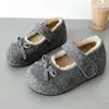 Zapatos peludos con lazo para aumentar la altura interior para uso en exteriores, nuevo estilo otoño/invierno 2026, zapatos de algodón Mary Jane con velcro y forro de felpa
