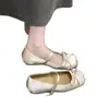 Sapatos Mary Jane estilo coreano para mulheres, com bico quadrado, laço, aumento interno de altura, sola macia estilo balé, sapatos de tira única, novo modelo 2026