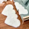 Tapete de pelúcia fofo multicolorido de pelo longo, formato de coração de pele sintética, coração de amor, coração duplo, duas pessoas, casal, hotel, celebração de casamento