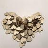 Venta al por mayor, parche de amor de madera, virutas de madera cruda, decoración de boda, virutas de madera, accesorios hechos a mano, botón de madera
