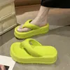 Chinelo Feminino Verão 2025 Novo Estilo Eva Sola Grossa Calçado de Rua Moda Casual Praia Beira-Mar Sandálias e Chinelos Antiderrapantes