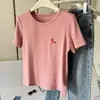 Elegante camiseta de manga corta con un pequeño diseño de bordado de caballo, perfecta para mujeres en primavera y verano. Top suave, de cuello redondo, versátil, capa base casual y elástica