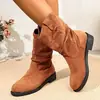 Otoño 2026 Nuevas Botas de Gamuza Retro de Talla Grande Hasta la Pantorrilla con Cruces, Punta Redonda, Tacón de Cuña Fruncido, Caídas Hasta la Pantorrilla para Mujer