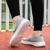 Novos Sapatos de Caminhada Vazados de Verão, Soltos e Confortáveis com Fivela, Sapatos de Mãe Respiráveis e Leves, Sapatos Femininos Transfronteiriços de Tamanho Grande