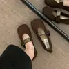 Sapatos Mary Jane Planos de Camurça Couro Macio para Mulheres, Novo Estilo de Moda Primavera e Outono 2026, Sapatos Vermelhos de Baixo Corte para Noite que Combinam Bem com Vestidos