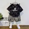 Conjunto de Verão Masculino de Manga Curta, Nova Moda Camiseta Infantil Redonda com Letras, Conjunto de Duas Peças de Verão Estilo Macacão de Bebê Fresco e Bonito