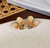 Pendientes retro vintage de la época medieval, de entrada de nicho, de lujo, de alta gama, de moda, estilo cortesano, elegantes pendientes de perlas.