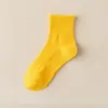Calcetines blancos y negros para hombres y mujeres, calcetines de media pantorrilla para primavera y otoño, calcetines de algodón transpirables de color liso, calcetines deportivos para parejas, calcetines cortos de verano al por mayor