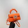 Bolso pequeño portátil de alto valor para mujer, nuevo estilo extranjero primavera y verano 2024, bolso cuadrado pequeño de alta gama con bordado de hilo de rombos para mujer