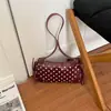 Bolsa de ombro simples e versátil, com design altamente estiloso e atraente, em poá com emendas de rebites, nova tendência de moda verão 2026
