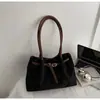 Bolso Cruzado Retro de Gran Capacidad de un Solo Hombro para Mujer 2025 Otoño e Invierno Nuevo Bolso de Mano Versátil de Terciopelo de Ciervo
