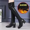 Botas Femininas de Salto Grosso Acima do Joelho 2026 Outono/Inverno Novo Estilo Botas de Cavaleiro Botas Femininas com Pelúcia Salto Médio-Alto Botas Longas Emagrecedoras Elásticas