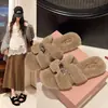 Zapatillas de felpa estilo H para Otoño 2026, zapatos de algodón, zapatillas de felpa para mujer talla grande con pequeña hebilla dorada, zapatos de felpa de invierno para mujer para usar en exteriores
