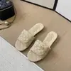 Sandalias Planas Acolchadas con Hebilla de Letra Estilo Chanel para Mujer, Nueva Colección Primavera 2026, Adecuadas para la Playa y Uso Casual