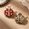 Broche de Mariquita de Diamantes de Colores de Lujo Ligero, Pedrería Multicolor de Baja Saturación, Cuerpo de Insecto Tridimensional, Pin Suave y Exquisito para Traje de Oficina