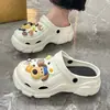 Zuecos de diseño floral con suela gruesa para mujer, sandalias de punta cerrada, nuevas de moda de verano antideslizantes 2026 estilo playa con aumento de altura