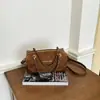 Design retrô, minimalista, de nicho, requintado e moderno, versátil, de alta qualidade, bolsa saco com corrente de cordão inspirada na Chanel, pode ser carregada na mão ou usada na transversal
