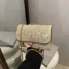Bolsa de Palha Estilosa Feminina 2025 Novo Estilo Bolsa Sela Tecida com Flores Frescas Bolsa Transversal de Ombro Fashion Versátil