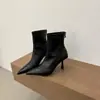 Botas curtas clássicas de salto alto com bico fino, zíper traseiro e forro de pelúcia, botas curtas de design western outono/inverno 2026 com zíper traseiro
