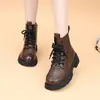 2026 Nuevas Botas Cortas de Cuero para Mujer Estilo Británico Otoño Invierno Suela Gruesa Cómodas Modernas Versátiles Cálidas Antideslizantes Hacen que los Pies Parezcan Más Pequeños