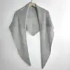 Nuevo chal triangular hueco de mezcla de lana, una bufanda triangular tejida suave y elegante, perfecta para usar en capas en primavera y otoño, y disponible para venta al por mayor.