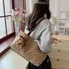 Bolso de mano de lunares estilo coreano para mujer, nueva colección 2026, bolso tote simple y elegante para el trabajo, bolso de hombro moderno y estéticamente agradable