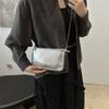 Bolso colorido popular de este año para mujer 2024 verano nuevo bolso de hombro tipo sobre de moda retro versátil con cadena tipo bandolera