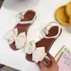 Sandalias Planas de Estilo Europeo y Americano para Mujer Verano 2025 Nuevo Mariposa Flor Moda Sandalias Planas para Exteriores Venta al por Mayor