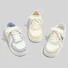 Moda Versátil Nova Outono 2026 Tênis Brancos para Mulheres Estilo Coreano Sola Grossa Aumento de Altura Casual Leve Simples Sapatos Esportivos