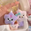Lote de Peluches Colgantes de Dibujos Animados Estrella Mochila Adornos Colgantes Llavero Broche Lindo Accesorios Regalo de Graduación Joyería Pequeña