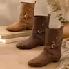 Nuevas botas retro de media pantorrilla 2026 con cinturón interior para aumentar la altura, botas apiladas de estilo western de punta redonda, modernas y versátiles, botas de jinete plisadas