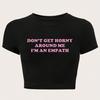 Estilo Europeu e Americano Feminino 2024 Novo INS Distinto Rua Estampado com Letras Curto Ombro a Ombro Manga Curta Camiseta Top