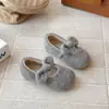 Sapatos de pelúcia para meninas estilo princesa vermelha sapatos de algodão espessados laço 2026 sapatos de inverno para crianças bebê menina sapatos de dirigir