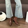 Botas de moda pontudas para outono e inverno 2024 Novas botas femininas coreanas de tubo curto, salto médio, salto grosso, emagrecimento, confortáveis, plus size
