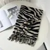 Cachecol personalizado de moda europeia e americana para outono e inverno, aquecedor de pescoço feminino listrado com estampa de zebra selvagem vintage, imitação de cashmere, atacado