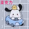 Accesorios de Dibujos Animados Perro Blanco de Acrílico Conduciendo Pegatina para Refrigerador Taza de Agua Gancho para Coche DIY Agujero para Frijoles M Hebilla para Zapatillas